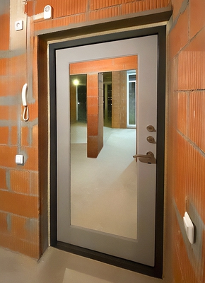 Дверь с зеркалом в строящемся доме